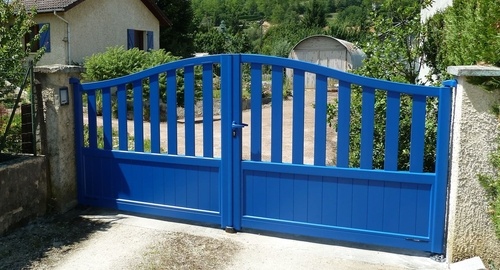 GAMME Contemporain Semi-Ajoures
Des modèles classiques avec soubassement plein et haut barreaudage
Nombreuses variantes de formes disponibles