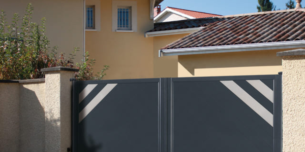 Portail battant avec motifs en lames anodisées (aspect métalisé). Modèle KOBAL, Collection ANODIK Horizal