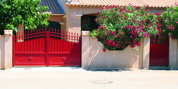 Portail aluminium imitation fer forgé avec décors traditionnels et festons. Portillon au design coordonné. Modèle PHALARIS, Collection TRADITION Horizal