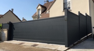 GAMME CONTEMPORAIN PLEINS
Portail alu sobre et classique.
Un large choix de modèles 
avec différents types de lames 
de remplissages